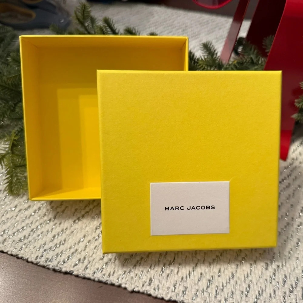 💛 MED Marc Jacobs gift box. 4.75 x 4.75 x 1.75 in. Iconic yellow, Authentic, new